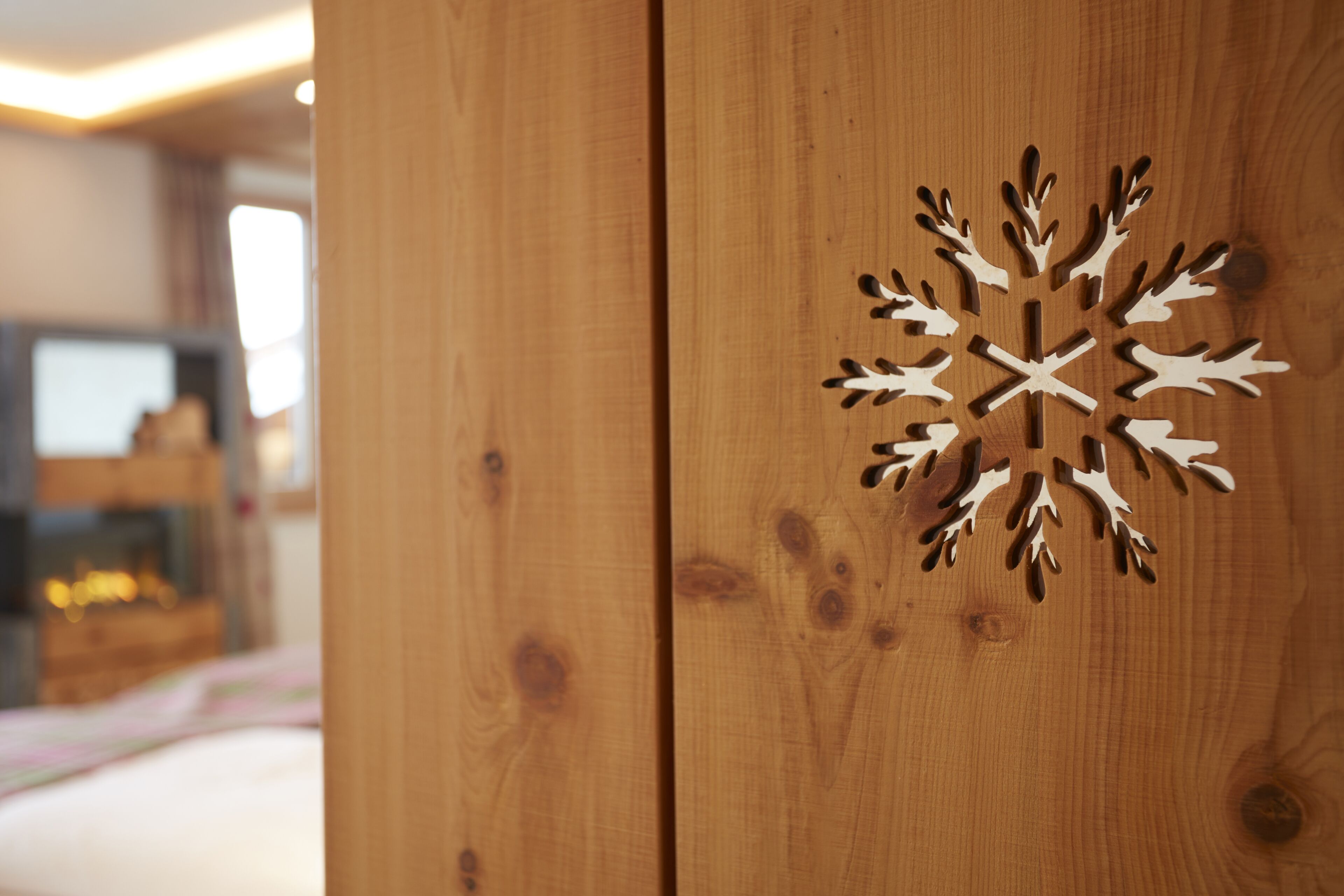 Una puerta de madera con un diseño de copo de nieve.