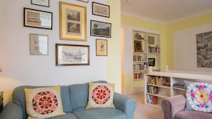 Living room - Elgin Crescent Apartment (London)