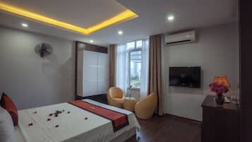 Deluxe Room, 1 King Bed, City View (View)
