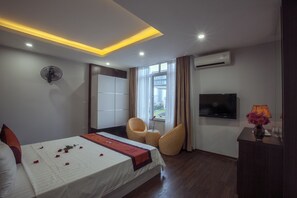 Deluxe Room, 1 King Bed, City View (View) | Hypo-allergenic bedding, down duvets, minibar, individually decorated - Nam Long Hotel Ha Noi (Hanoi)
