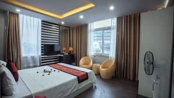 Deluxe-rum - 1 kingsize-säng - utsikt mot staden (View) | Allergitestade sängkläder, duntäcken, minibar och individuell inredning