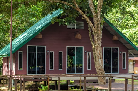 Exterior. Sukau Greenview Bed & Breakfast