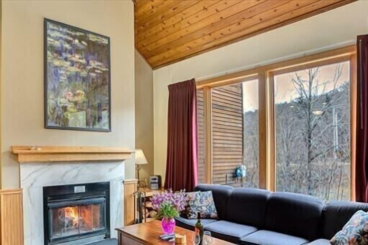Condo, 2 Bedrooms | Living room