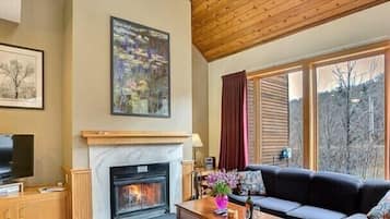 Condo, 2 Bedrooms | Living room