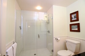 House, 4 Bedrooms | Bathroom
