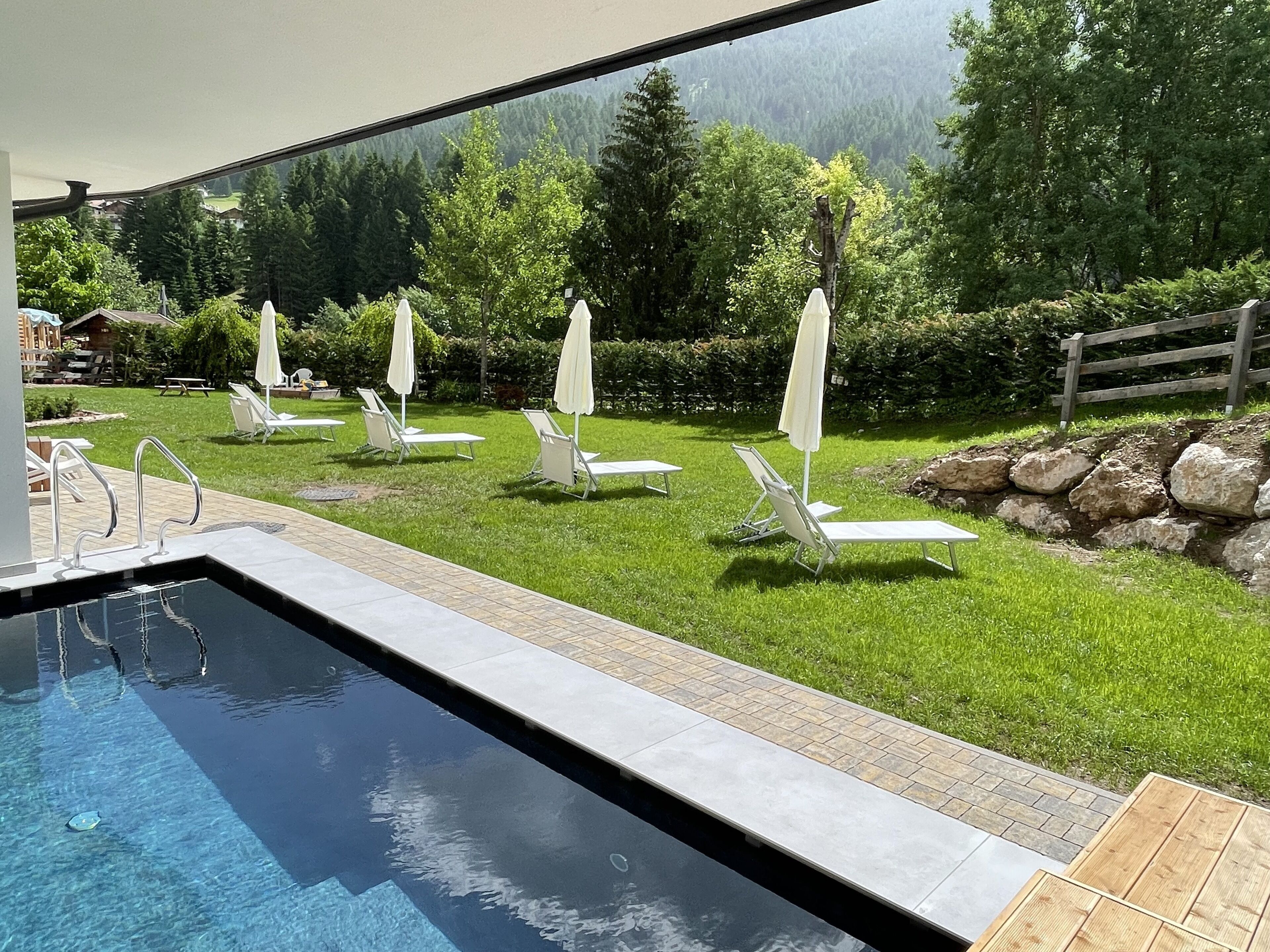 Innenpool, Außenpool, Liegestühle