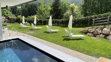 Innenpool, Außenpool, Liegestühle