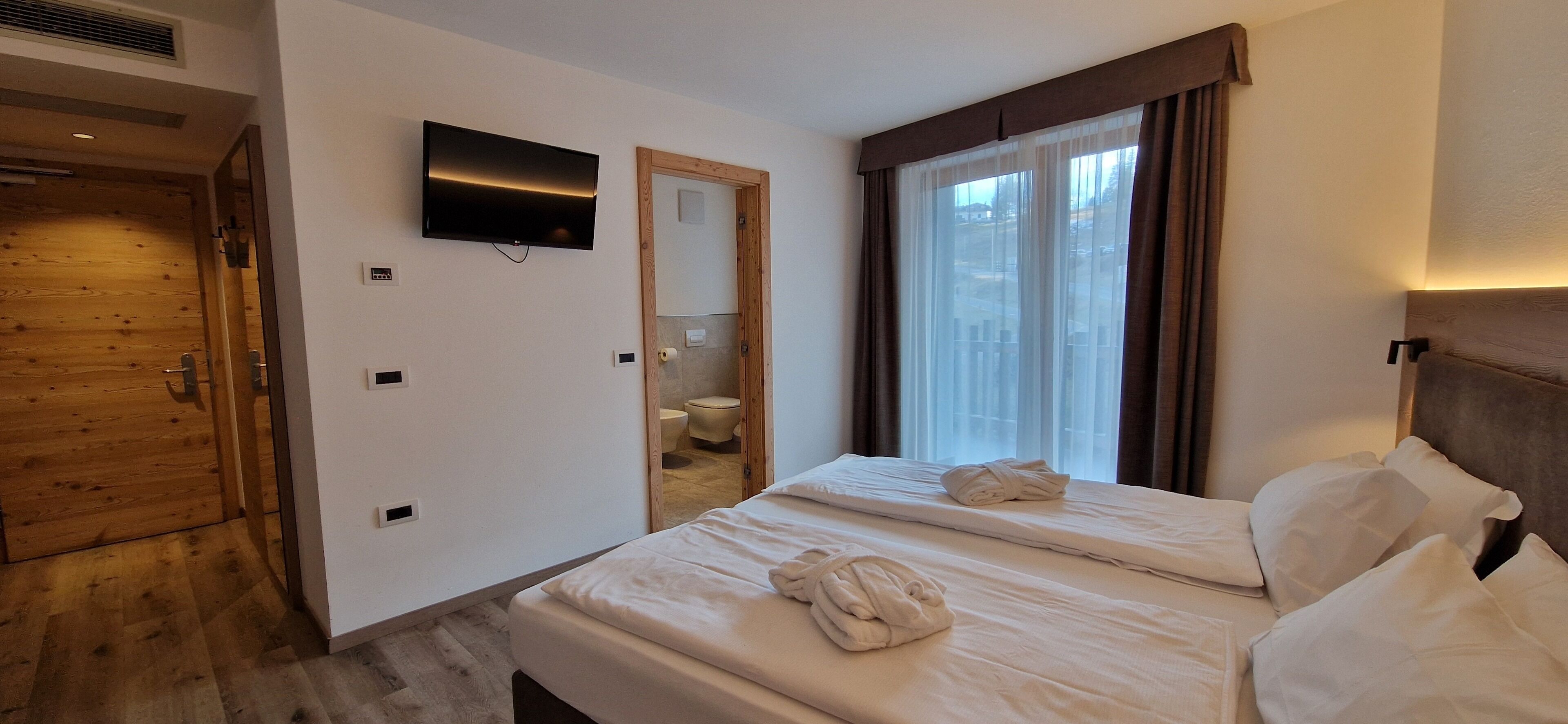 In-room safe, desk, free WiFi, bed sheets