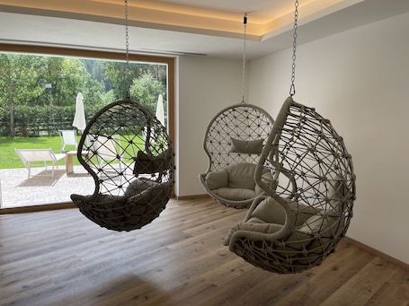 Couples treatment rooms, sauna, hot tub, body treatments, mud baths