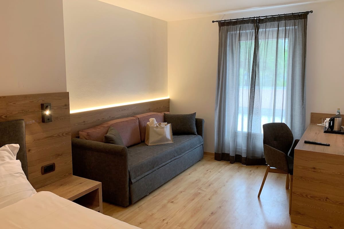 Comfort kamer, 1 slaapkamer | Een kluis op de kamer, een bureau, gratis wifi, beddengoed