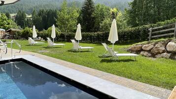 Innenpool, Außenpool, Liegestühle