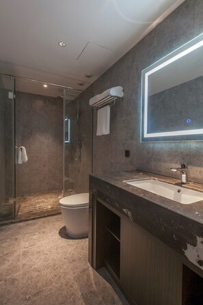 Bruser, miljøvenlige toiletartikler, hårtørrer, hjemmesko