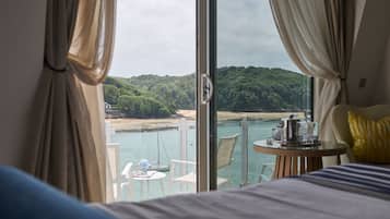 Zimmer, Balkon (Our Best Estuary View) | Minibar (mit einigen kostenlosen Artikeln), Zimmersafe, Schreibtisch