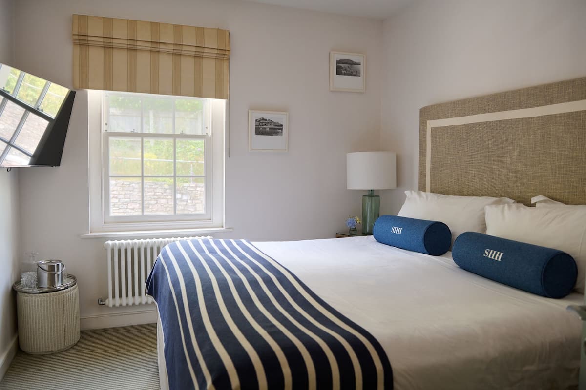 Free minibar items, in-room safe, desk, laptop workspace