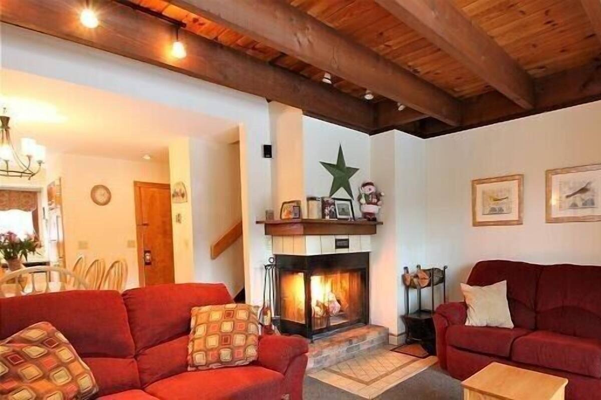 Condo, 2 Bedrooms | Living room