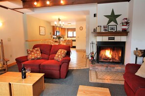 Condo, 2 Bedrooms | Living area