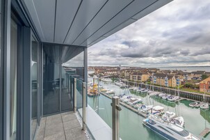 Habitación, balcón (Cosy) | Minibar, caja fuerte, escritorio y espacio para trabajar con un portátil