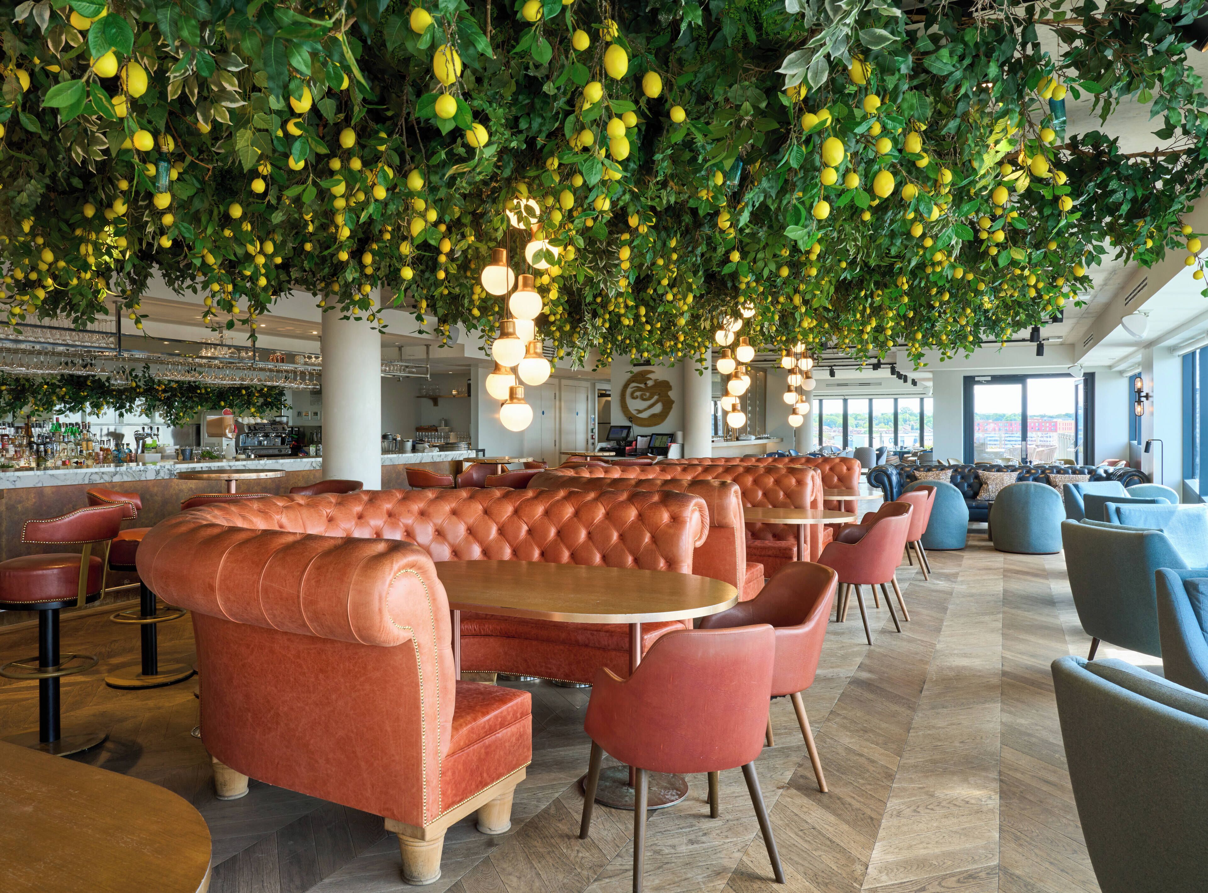 2 restaurants, lunch, dinner served; seafood 