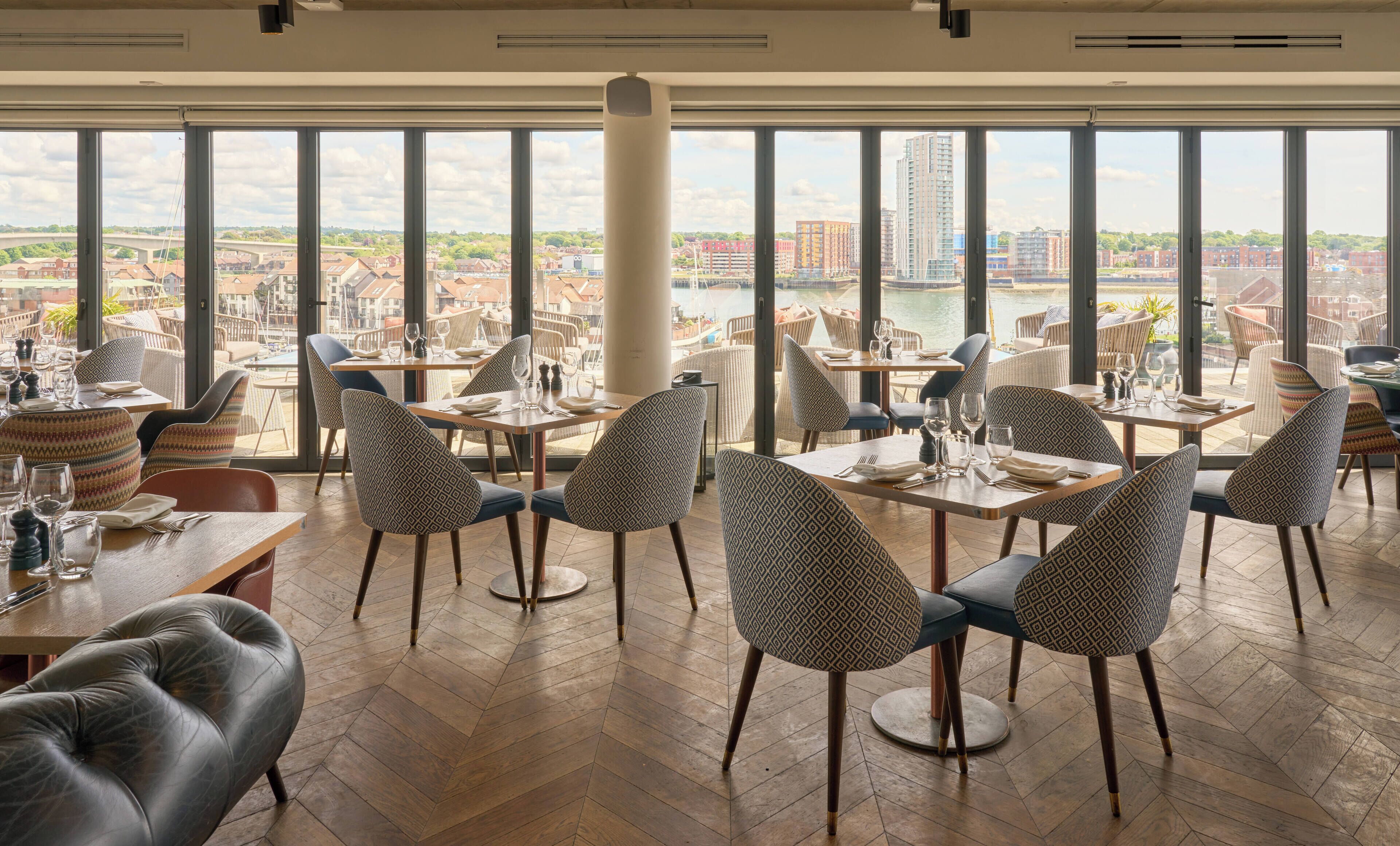 2 restaurants, lunch, dinner served; seafood