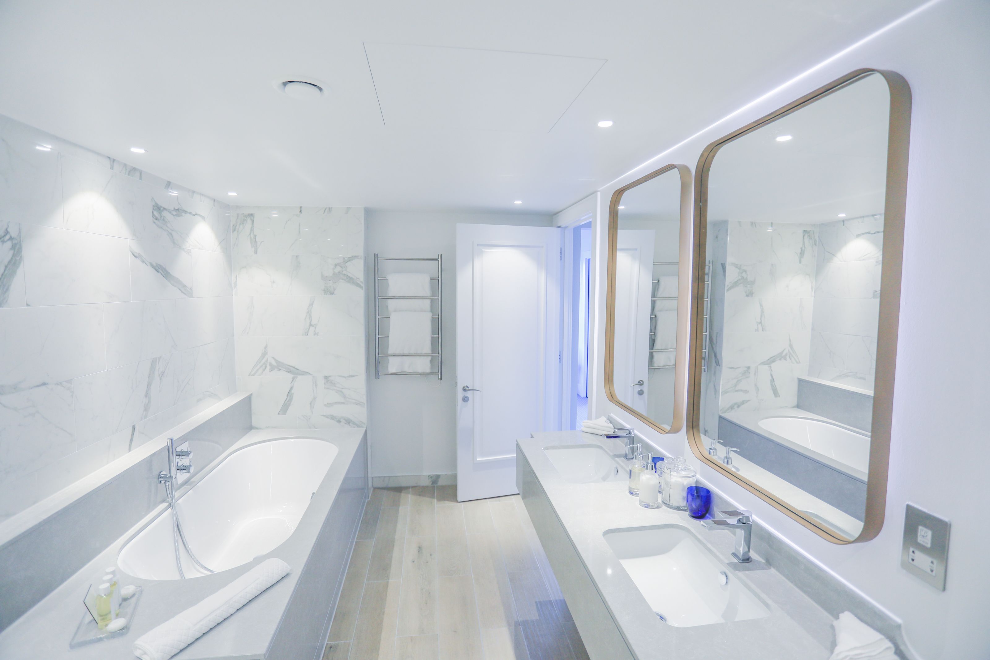 deluxe suite, 1 bedroom, marina view | bathroom | designer toiletries, hair dryer, bathrobes, slippers