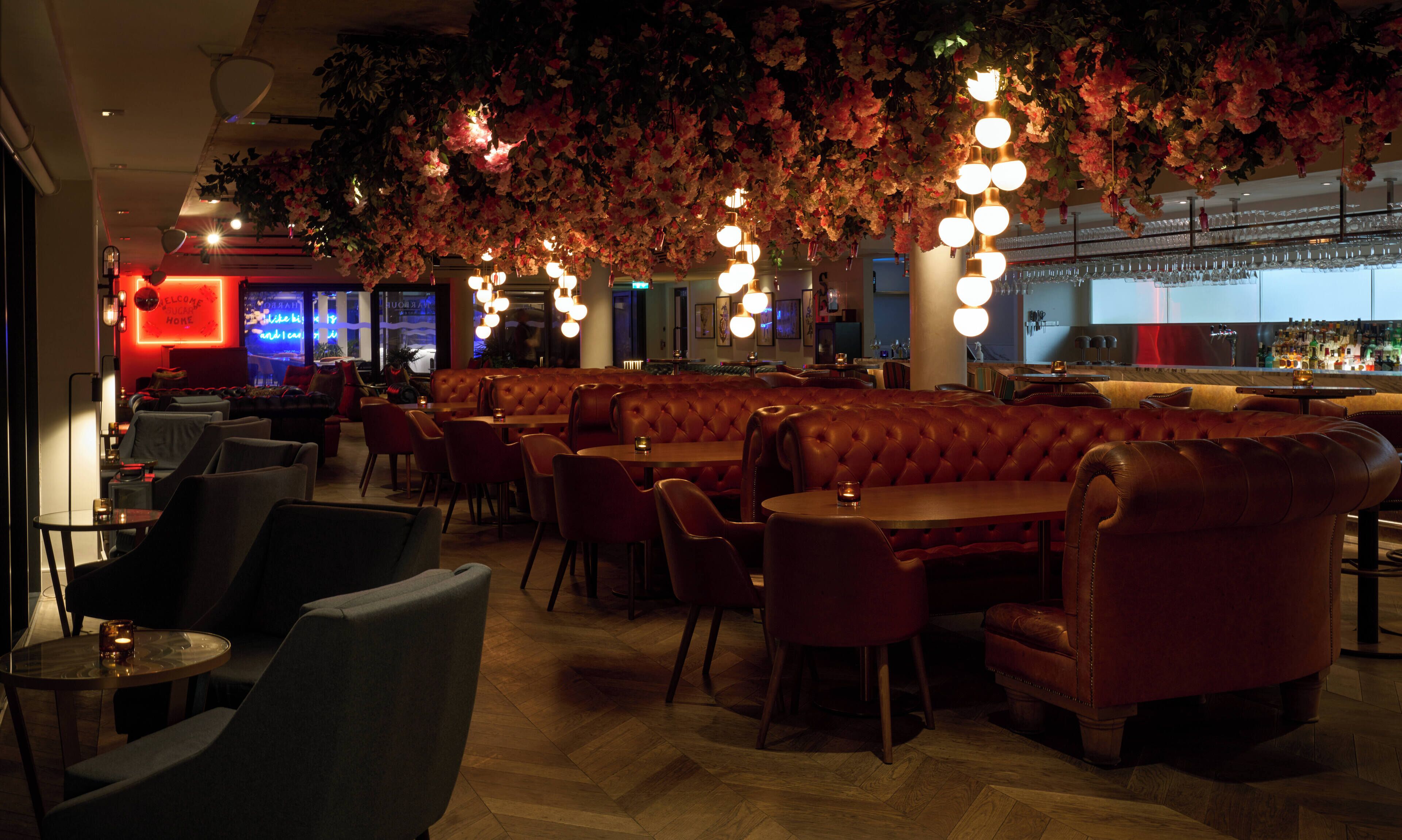 2 restaurants; lunch and dinner served 