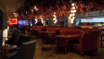 2 restaurants; lunch and dinner served