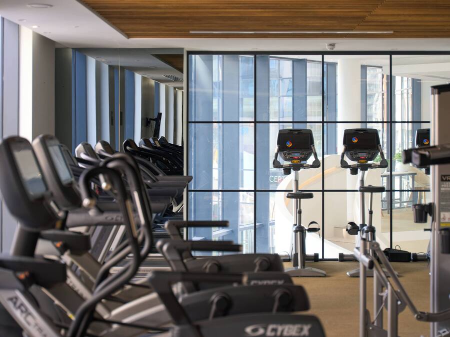 Ett gym med löpband, motionscyklar och styrketräningsmaskiner.