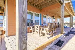 Outdoor dining - Seaside Merryment 4 Bedroom Home (Port Bolivar)
