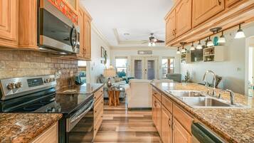 Rumah, 4 kamar tidur | Dapur pribadi | Lemari es, microwave, oven, dan mesin pencuci piring