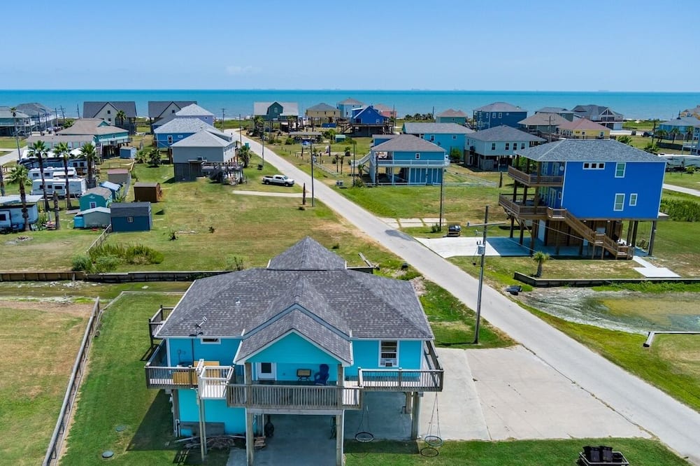 Flower Pot 3 Bedroom Home - Crystal Beach, TX