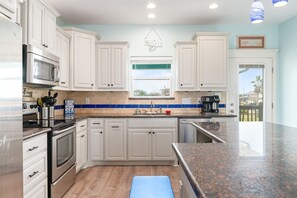 House, 3 Bedrooms | Private kitchen | Fridge, microwave, dishwasher, coffee/tea maker - Flower Pot 3 Bedroom Home (Port Bolivar)