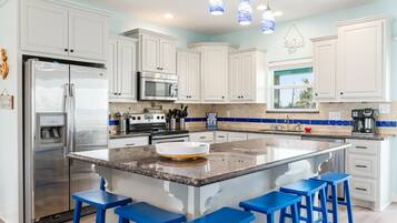 House, 3 Bedrooms | Private kitchen | Fridge, microwave, dishwasher, coffee/tea maker