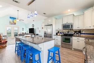 House, 3 Bedrooms | Private kitchen | Fridge, microwave, dishwasher, coffee/tea maker