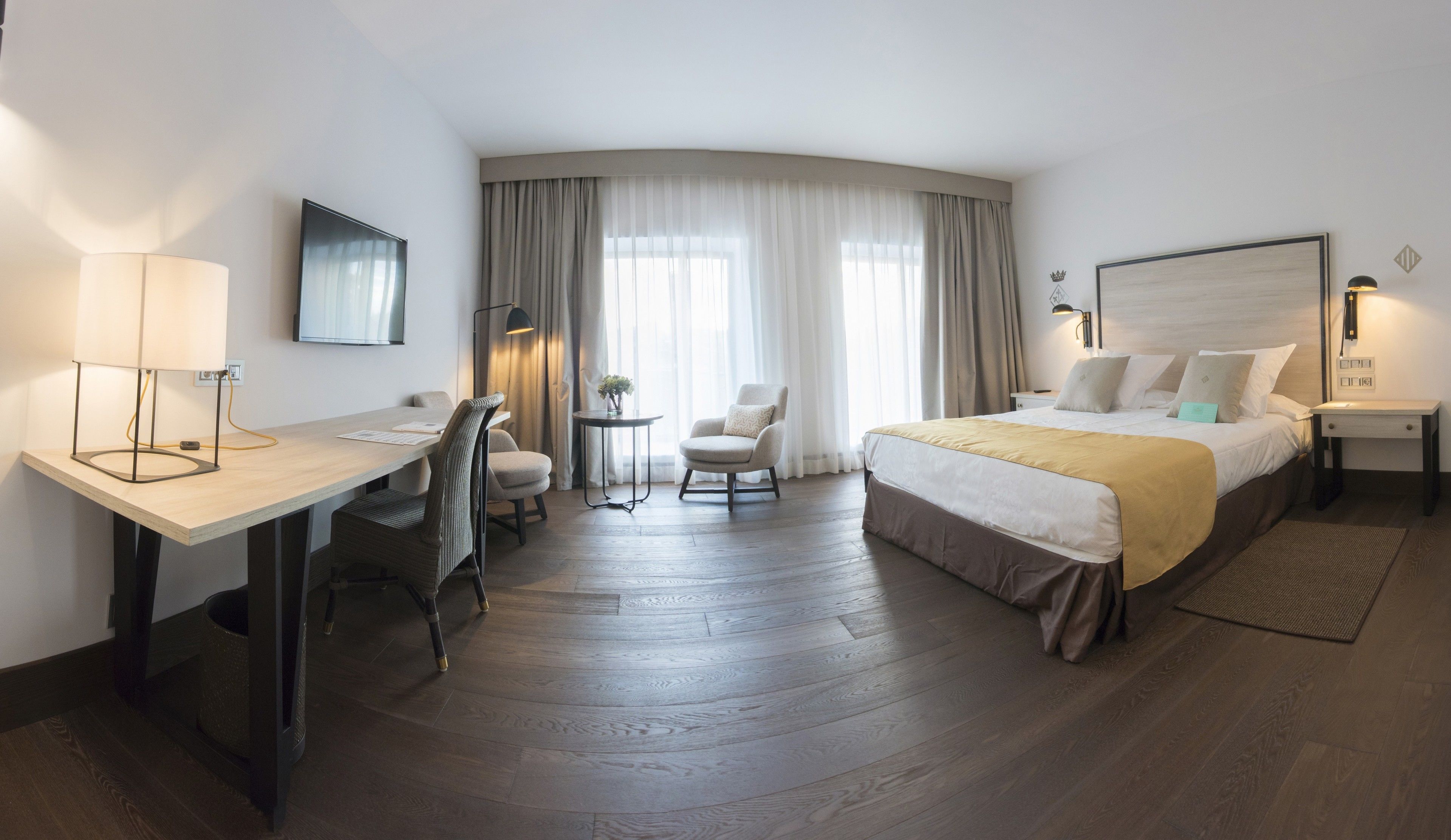 Een minibar, een kluis op de kamer, een bureau, verduisterende gordijnen