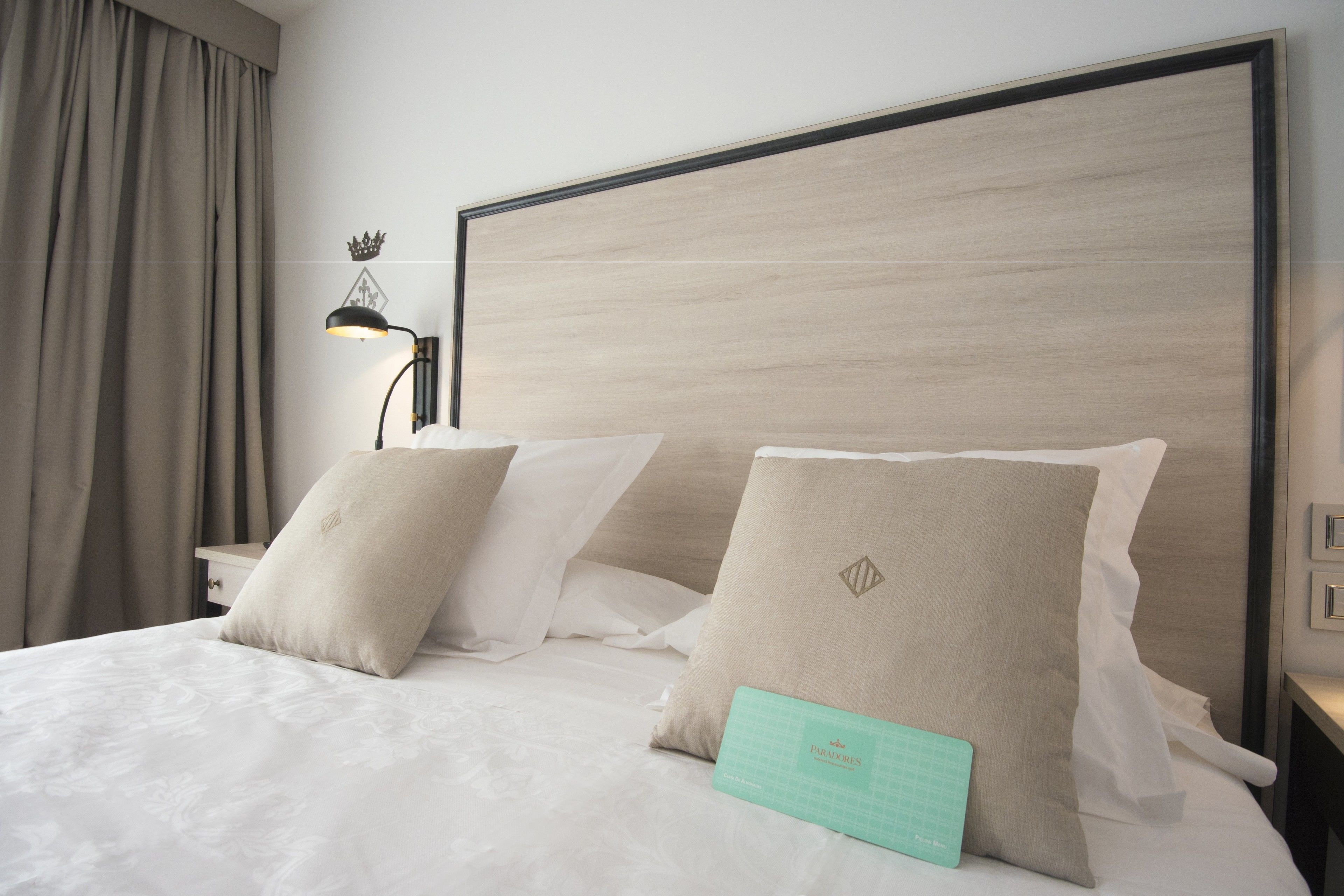 Minibar, coffres-forts dans les chambres, bureau, rideaux occultants