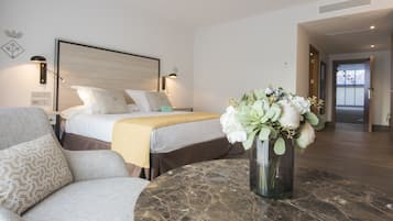 Een minibar, een kluis op de kamer, een bureau, verduisterende gordijnen