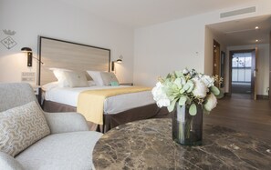 Minibar, safe på rommet, skrivebord og blendingsgardiner