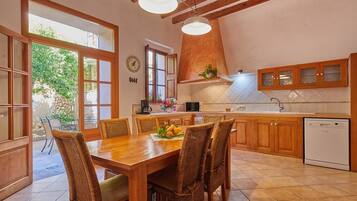 House, 3 Bedrooms, Terrace | Private kitchen | Full-size fridge, microwave, oven, stovetop