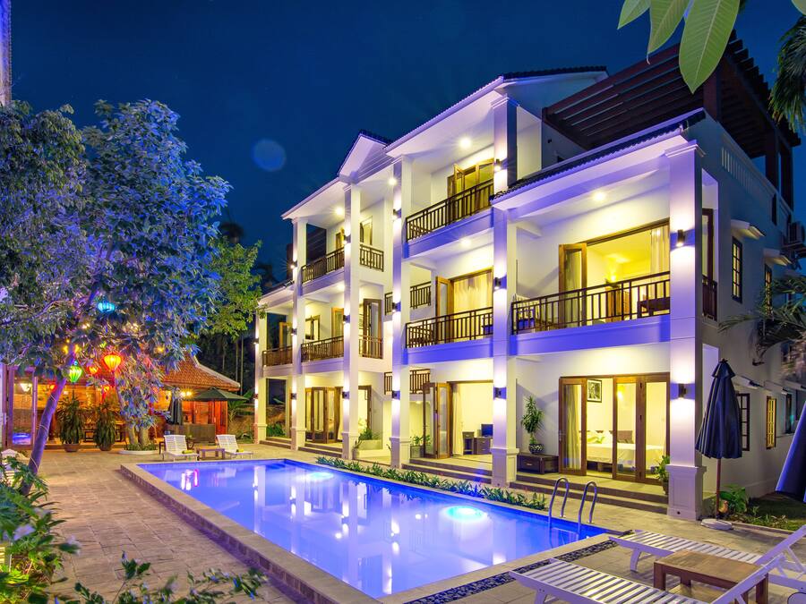 Piscina externa, espreguiçadeiras