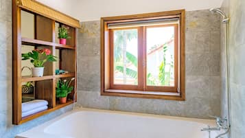 Toalettartikler (inkludert), hårføner, badekåper og tøfler