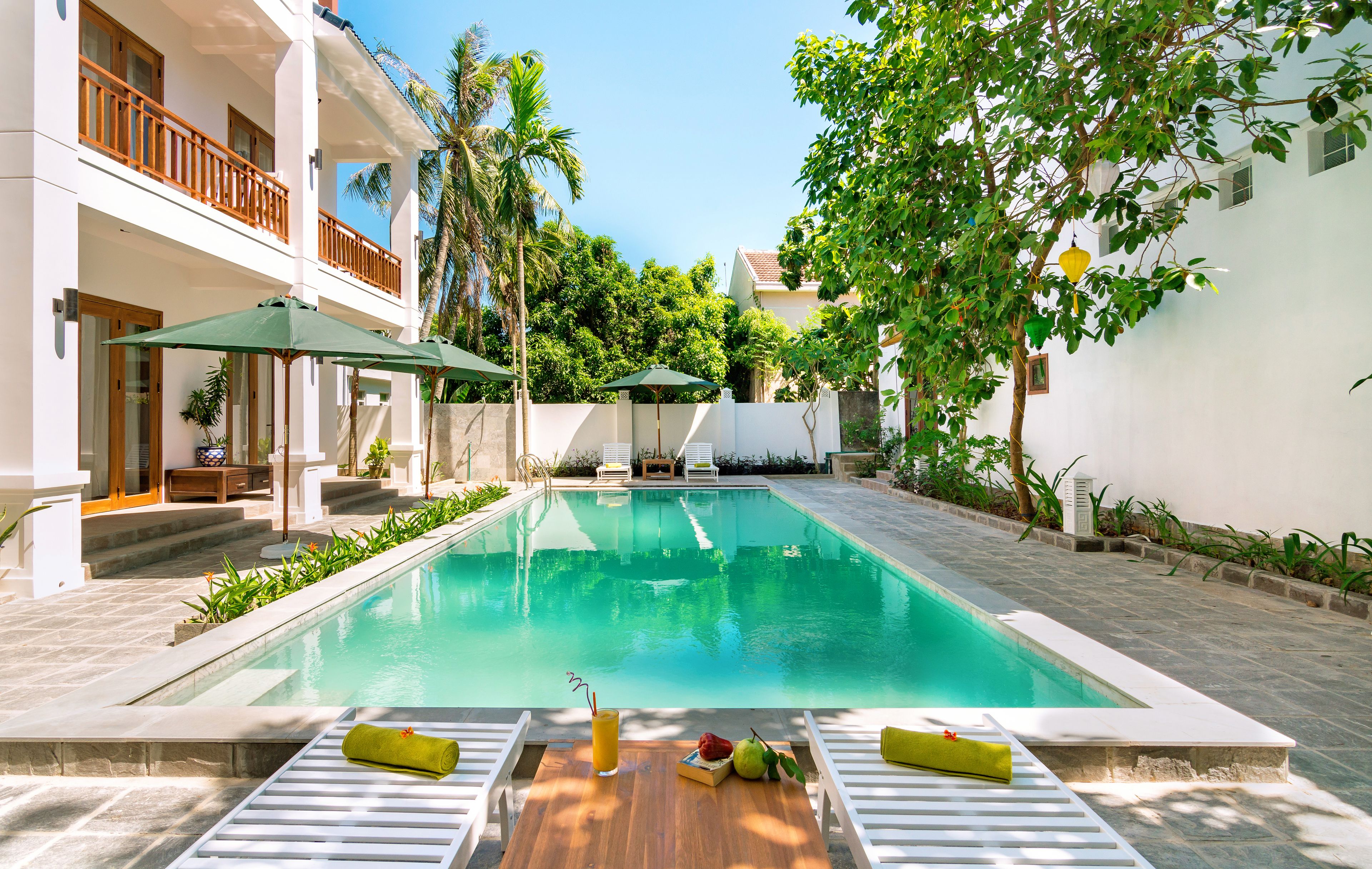 Piscine extérieure, chaises longues