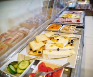 A buffet with various cheeses, fruits, and vegetables. - Hotel Otus (Wetteren)