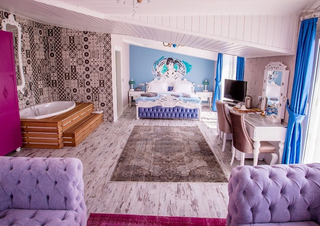 grand suite, lake view | premium bedding, in-room safe, desk, soundproofing