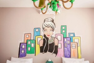 标准双人房 | 高档床上用品、客房内保险箱、办公桌、隔音