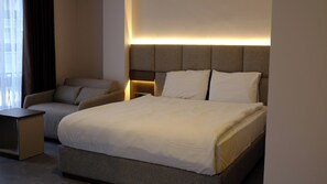 Premium bedding, in-room safe, desk, soundproofing - Limnades Hotel (Iznik)