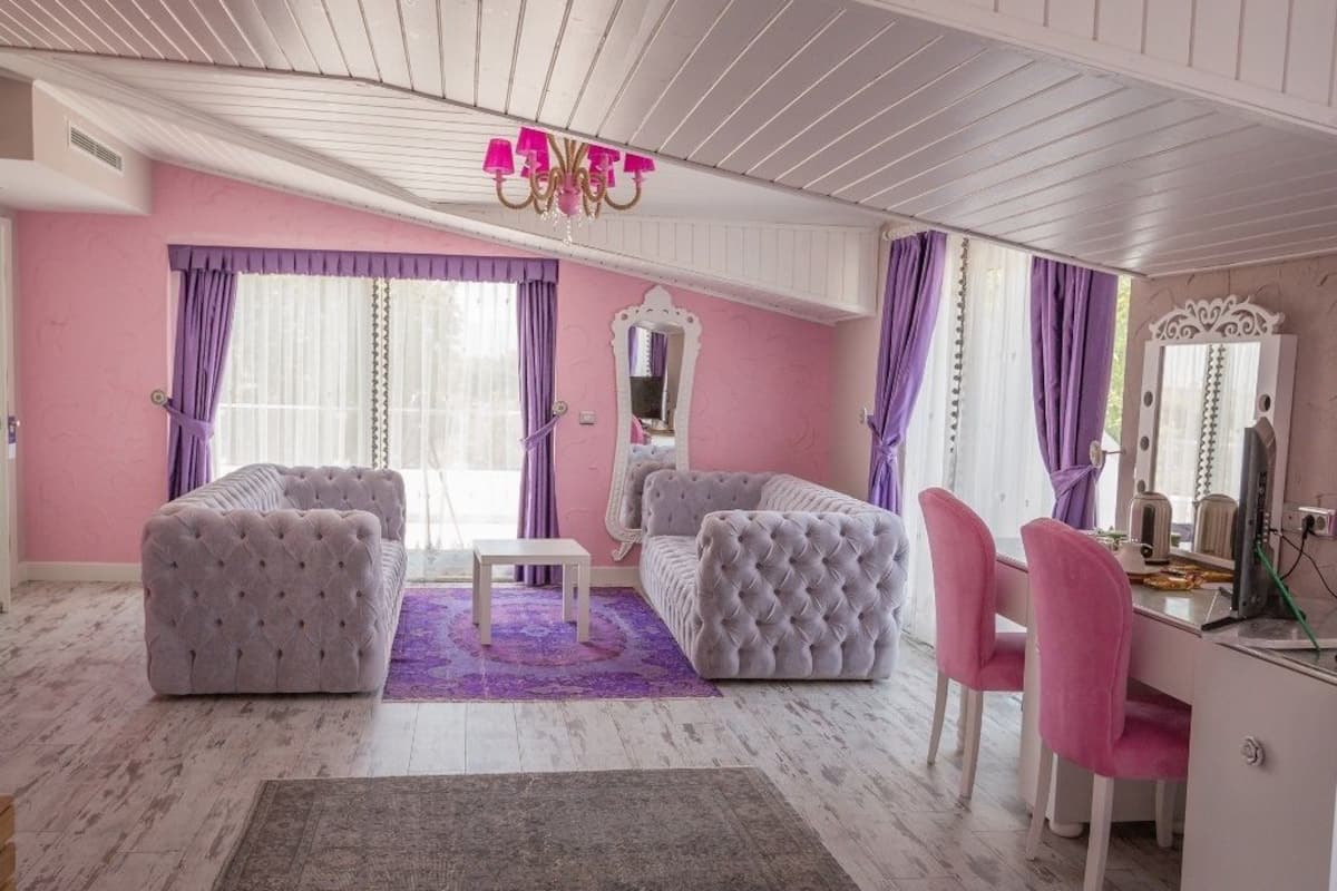 grand suite, lake view | living area | led tv