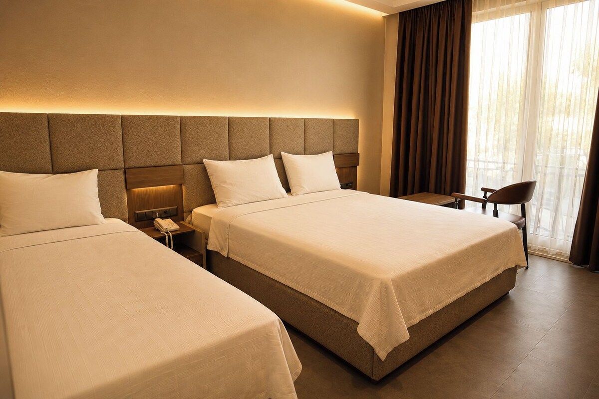 Habitación triple Deluxe | Ropa de cama de alta calidad, caja fuerte, escritorio