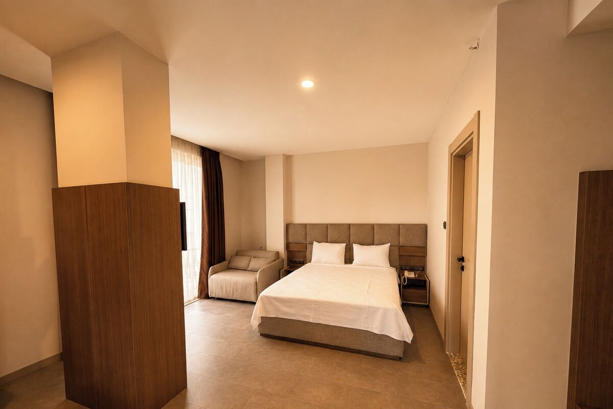 Suite junior, vistas al lago | Ropa de cama de alta calidad, caja fuerte, escritorio
