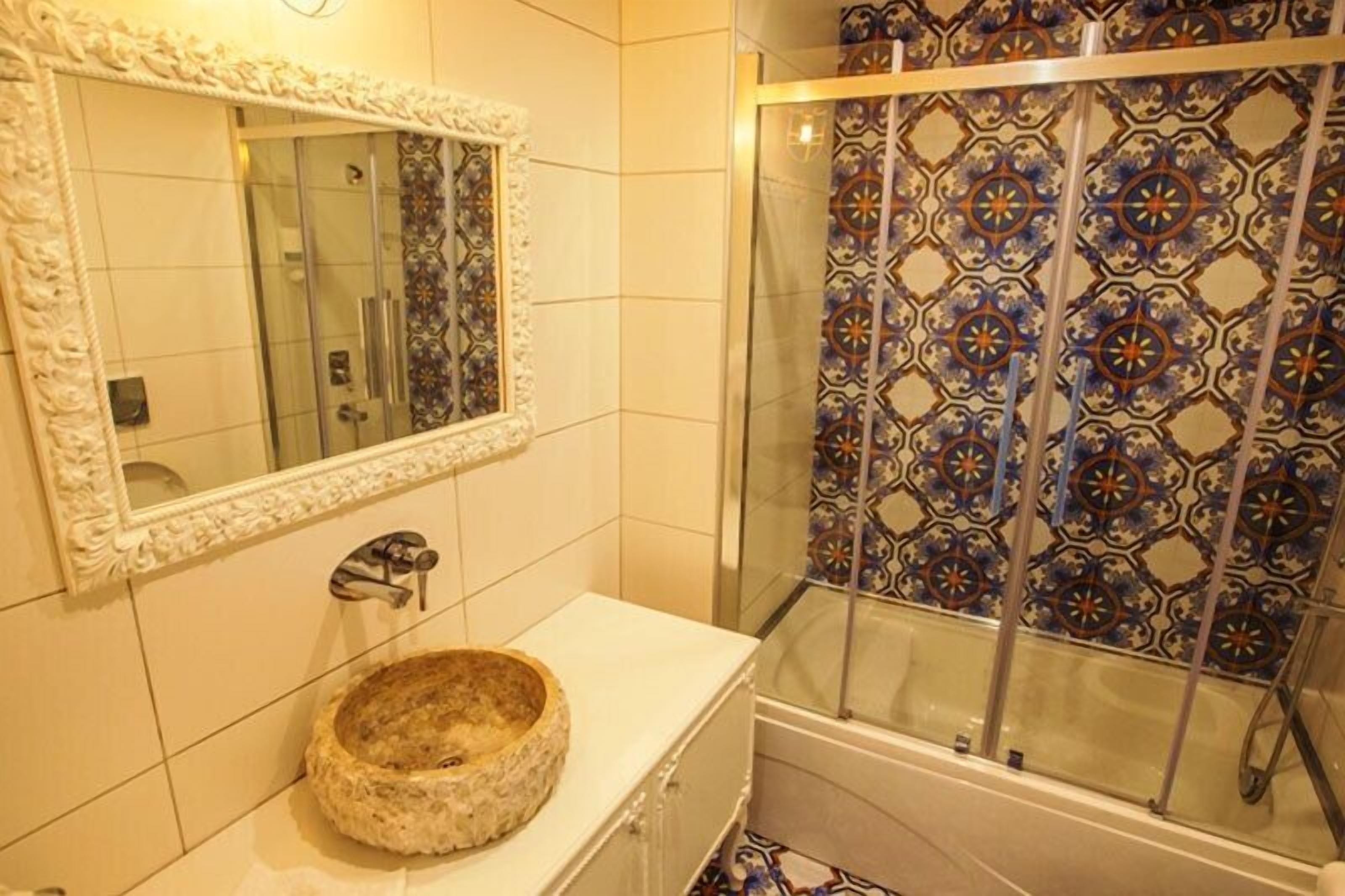 standard double room | bathroom | free toiletries, towels