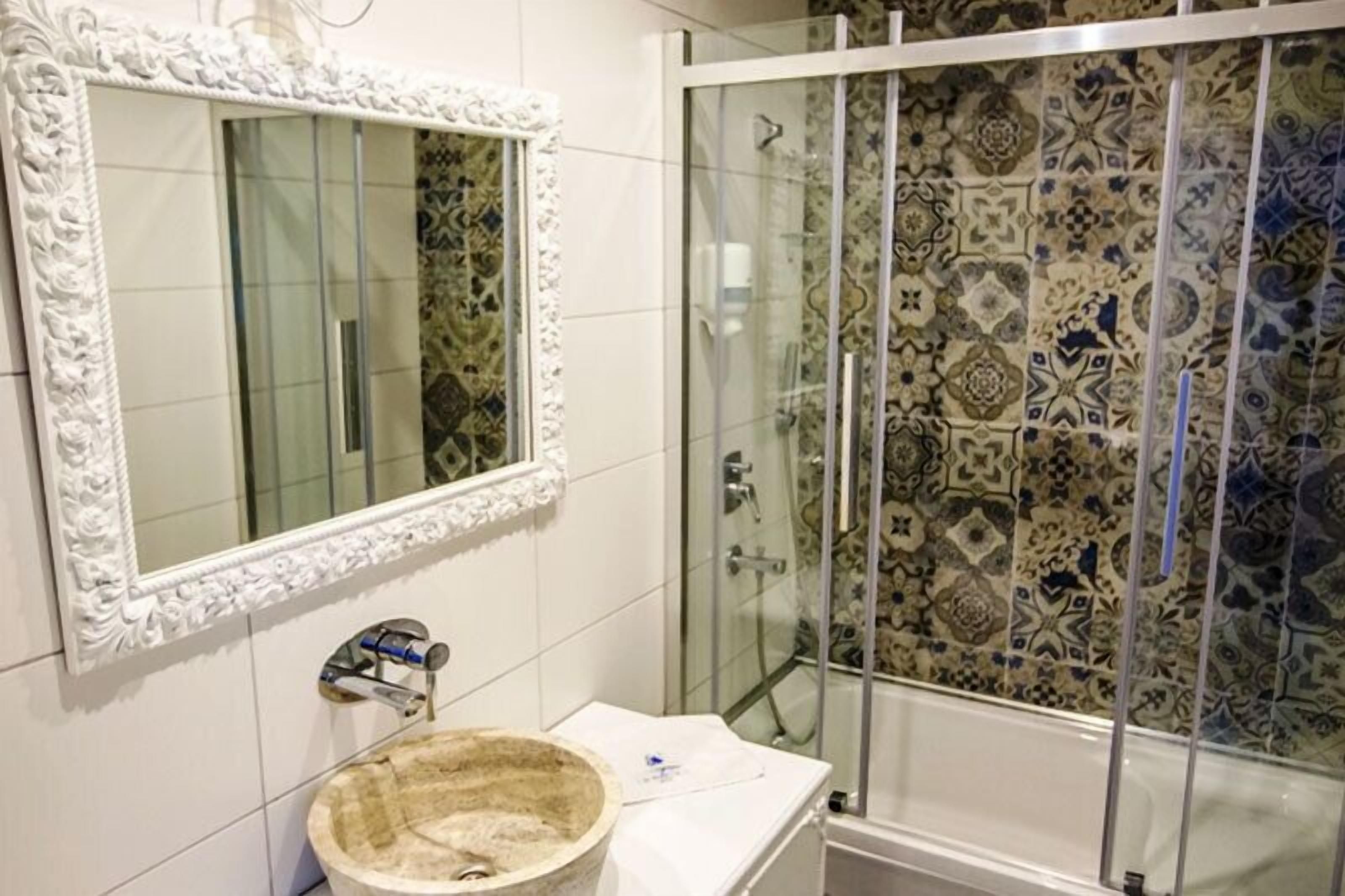 standard double room | bathroom | free toiletries, towels